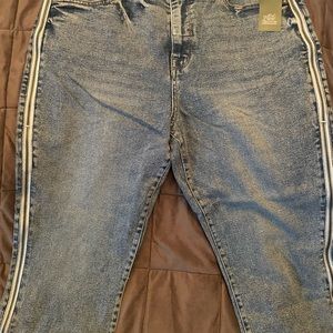 Women’s high-rise side zipper frayed ankle jeans